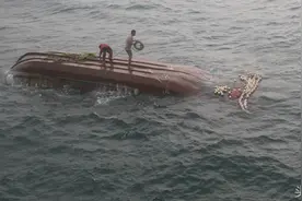 大浪打翻漳州渔船，两渔民海漂两小时，被泉州舰救起图片