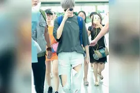 李宇春乞丐装；顶奶奶灰 推眼镜扮帅获保镖开路 画面霸气十足