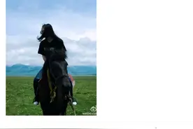 谢娜发自己骑马照片：发型凌乱不堪不顾形象 网友：纯女汉子！图片