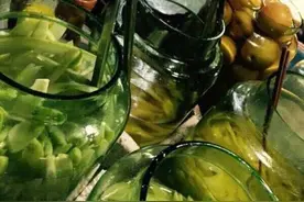 高州街头腌芒果:现做现吃 新鲜开胃爽口美味图片