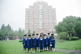 研究生的毕业礼图片