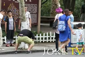 为了整蛊路人，小伙不惜撞掉牙齿图片