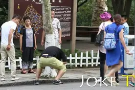 为了整蛊路人，小伙不惜撞掉牙齿图片