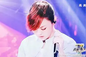 无意间听到了她的这首歌，从那以后就在手机里放了好多年图片