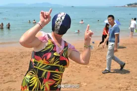 又来了！青岛脸基尼大妈海边游泳战高温图片