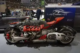 这辆摩托车售价一百多万，用的是V8发动机，跑起来比千万超跑快图片