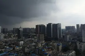 绵阳城市黑云压顶，2016迟到的雨天图片