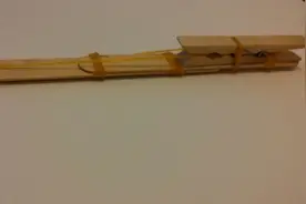 把冰棒棍绑在夹子上，最后的成品变成了儿时的弹射小玩具图片