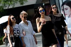 老陈视线——三里屯街拍，夏日里的香肩裙摆图片