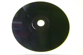 小伙将花生酱涂抹在旧光碟上，冲洗干净后光碟又可以播放内容了图片