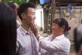 “等了26年，儿子终于回家了！”图片