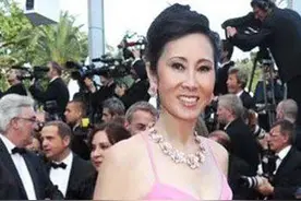 中国首富王健林妻子林宁和各上流人士合影 尽显贵妇人气质图片