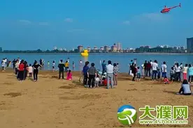 濮阳南乐西湖竟然有人牵着狗做这种事，真是太脏了！图片