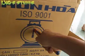 小伙把冰棒棍改造成武器，最后连纸箱都能洞穿图片