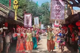 保安小哥哥突然开始跳舞，全场都嗨翻了！这年头，没点才艺都不好意思当保安了视频封面