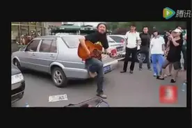 流浪歌手街头忘我歌唱，真心好听！图片