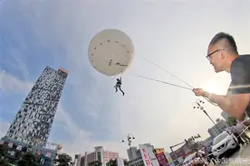 太酷了！女生搭氦气球升空10米表演舞蹈图片