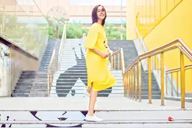 王智曝街拍随性自在 网友：一枚行走的快乐柠檬图片