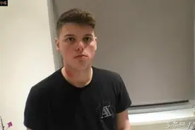 哥哥在弟弟脖子上“种草莓”，弟弟醒来发现后大怒，快进那段搞笑图片