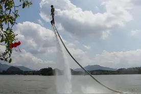 广东肇庆星湖惊现“水上飞人”图片