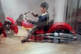 欧弟生日娇妻献吻送祝福，气球造型摩托车抢镜图片