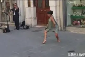街头艺人演奏艾米丽的异想世界 爸爸鼓励女儿上前伴舞 好美！图片