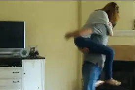 男人们听到自己要当爸爸了的第一反应，会打开你眼睛里的水龙头图片