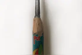 他用刀子在铅笔雕刻，最后做出了一件微型的精美艺术品图片