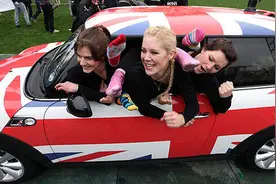 《Mini Cooper》这么多美女挤在车车里做什么呢？图片