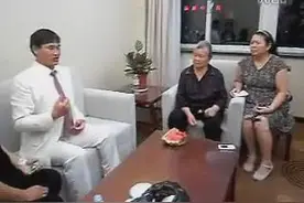 朱之文在宾馆特为老奶奶轻轻清唱《祝妈妈长寿》图片