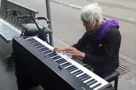 流浪老奶奶看到路边钢琴就弹了起来，这灵巧的手跟年龄还真没关系图片