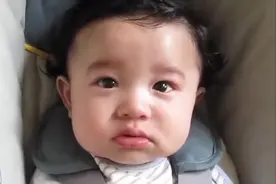 爸爸拿了个新玩具，小宝宝开心的笑了，接下来的场景让人心都碎了图片