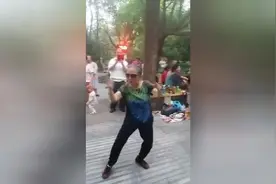 老太太公园跳滑稽舞，看起来身体真好宝刀未老！图片
