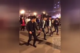 四小伙跳广场舞，比大妈们跳的还好看！图片