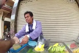 看印度街边小贩剥芒果，好精准的刀工，怪不得生意这么火图片