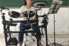 架子鼓独奏《单身情歌》，太吸引目光了，好听！图片