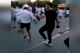 三男一女站成一排跳起广场舞，摇起来，动作一个比一个有魔性