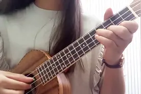 尤克里里才女自弹自唱《空白格》，曲调自然流畅，让人心情舒畅！图片
