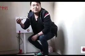 兄弟，你拿着个筷子，在厕所里夹什么吃呢？图片