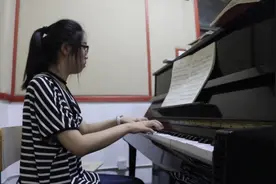 美女带给大家新曲，一曲《小步舞曲》让人陶醉，弹的太棒了图片