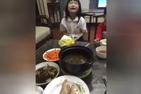 女儿犯了错，妈妈还没教训完，她竟神顶嘴一句话让所有人哑口无言图片