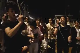 农村美女唱山歌，太好听，引百人围观！图片