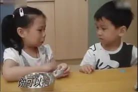 小女孩第一天上学哭，这个小男孩的安慰方式每个男人都应该学学图片