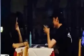 林允冯绍峰被拍共进晚餐，深情对视超甜蜜视频封面