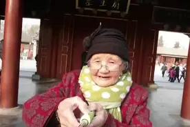 中国奶奶跳伞秒杀众人，她的生活方式让人佩服视频封面