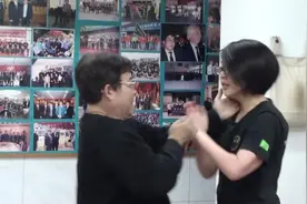 女徒挑战咏春师傅，被打后尴尬傻笑图片