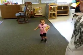 实拍：爸爸去接第一次上幼儿园的宝宝回家，把人们的心都融化了图片