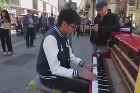 英国街头现钢琴演奏《青花瓷》琴声震撼国外友人图片