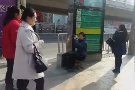 当《女儿情》遇上街头流浪盲人，笛声演绎背后的心酸图片