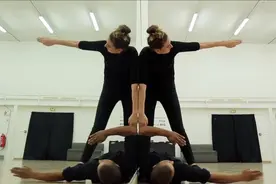 双人镜子前跳舞，好神奇的效果！给这个创意点赞